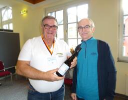 Wine present for Wolfgang Hoppe. On the right, Juergen Steiger.