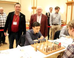 Tournament director Bernd Vökler with guest of honor Guenter Ramthor (Ramthor Foundation) on Dmitrij Kollars' board