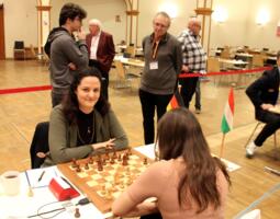 GM Thomas Paehtz looks at Kateryna Dolzhykova's game